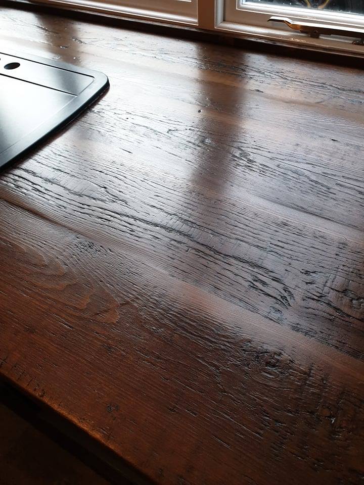 Close up of the wood grain from the reclaimed wood on the kitchen worktop