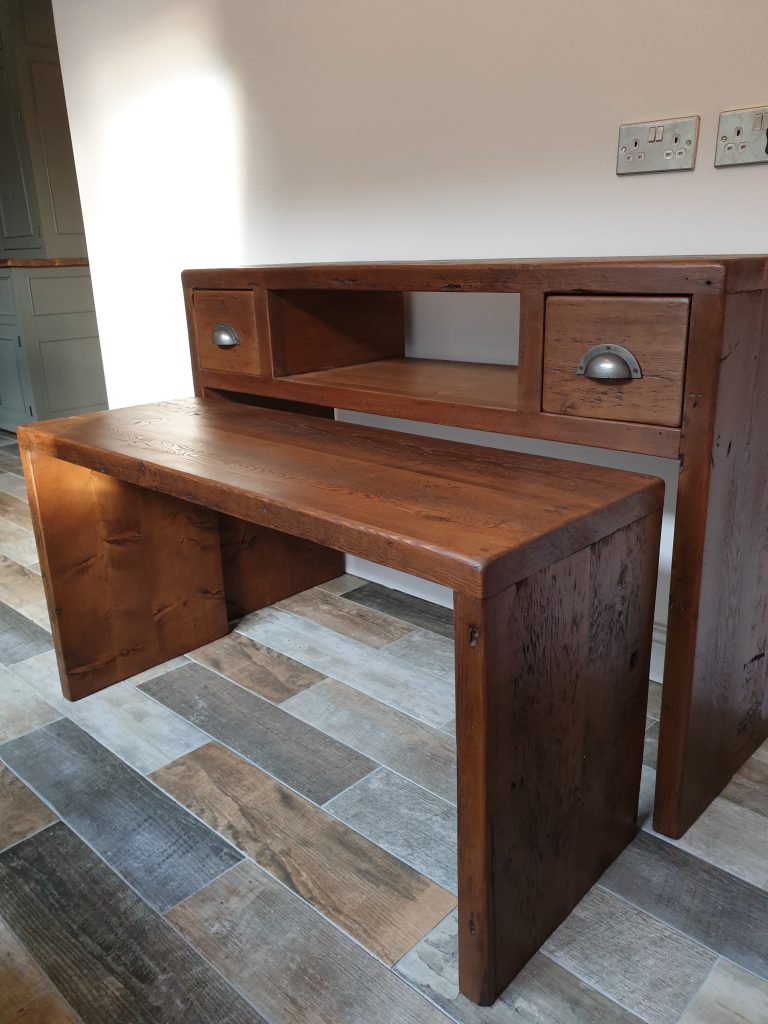 Sie table with bench pulled out for extra seating